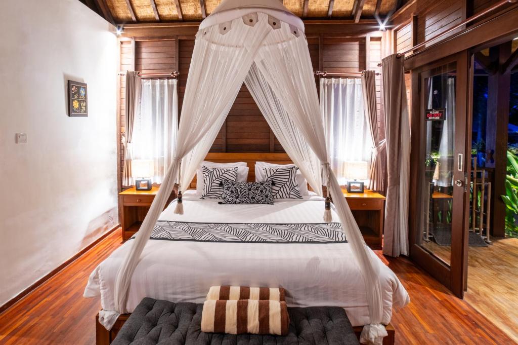 Postel nebo postele na pokoji v ubytování D'Puncak Villas Lembongan
