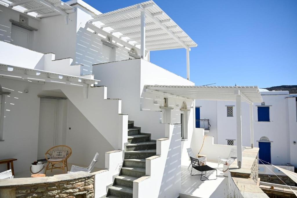 Balkón nebo terasa v ubytování ALASI Tinos Jacuzzi Hotel