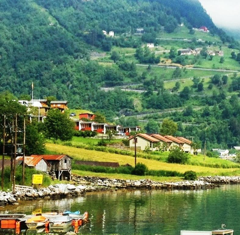 ein kleines Dorf am Ufer eines Flusses in der Unterkunft Fjorden Campinghytter in Geiranger