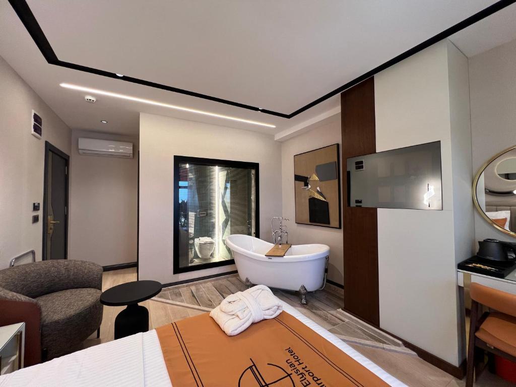 Letto o letti in una camera di Elysian Airport Hotel