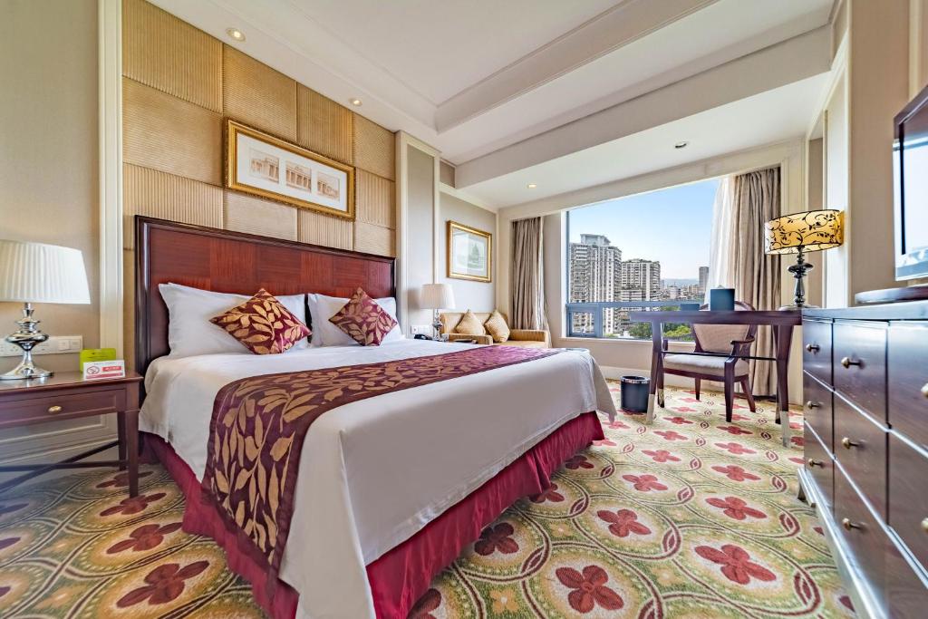 Postel nebo postele na pokoji v ubytování Ramada Yichang Hotel