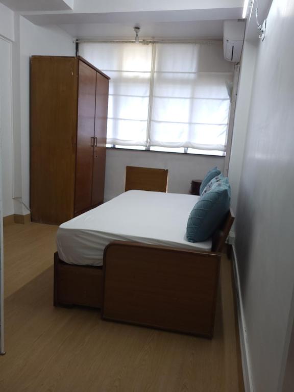 1 dormitorio con 1 cama y ventana en una habitación en SEAVIEW Room Bandra W Bandstand Nr Taj WOMEN ONLY en Bombay