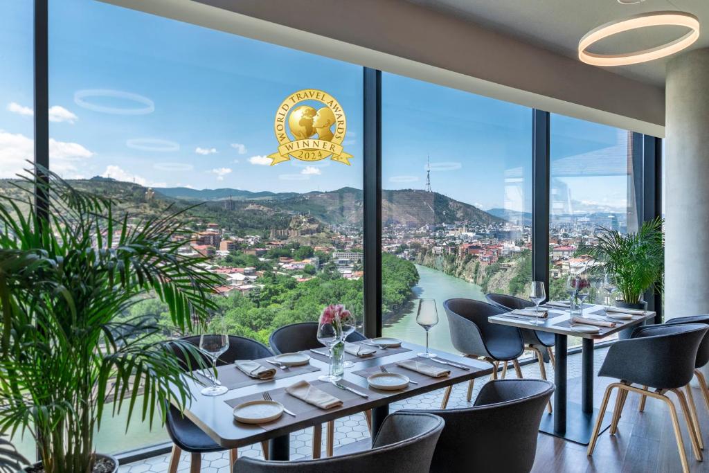 Nespecifikovaný výhled na hory nebo výhled na hory při pohledu z hotelu