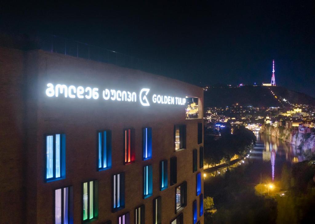 Nespecifikovaný výhled na destinaci Tbilisi nebo výhled na město při pohledu z hotelu