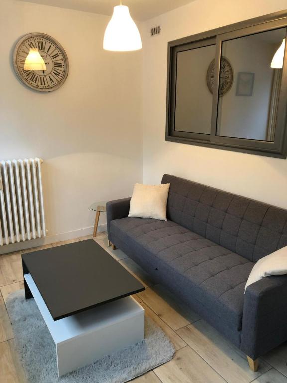 un salon avec un canapé et une table dans l'établissement F2 dans les hauteurs de Royat, à Royat