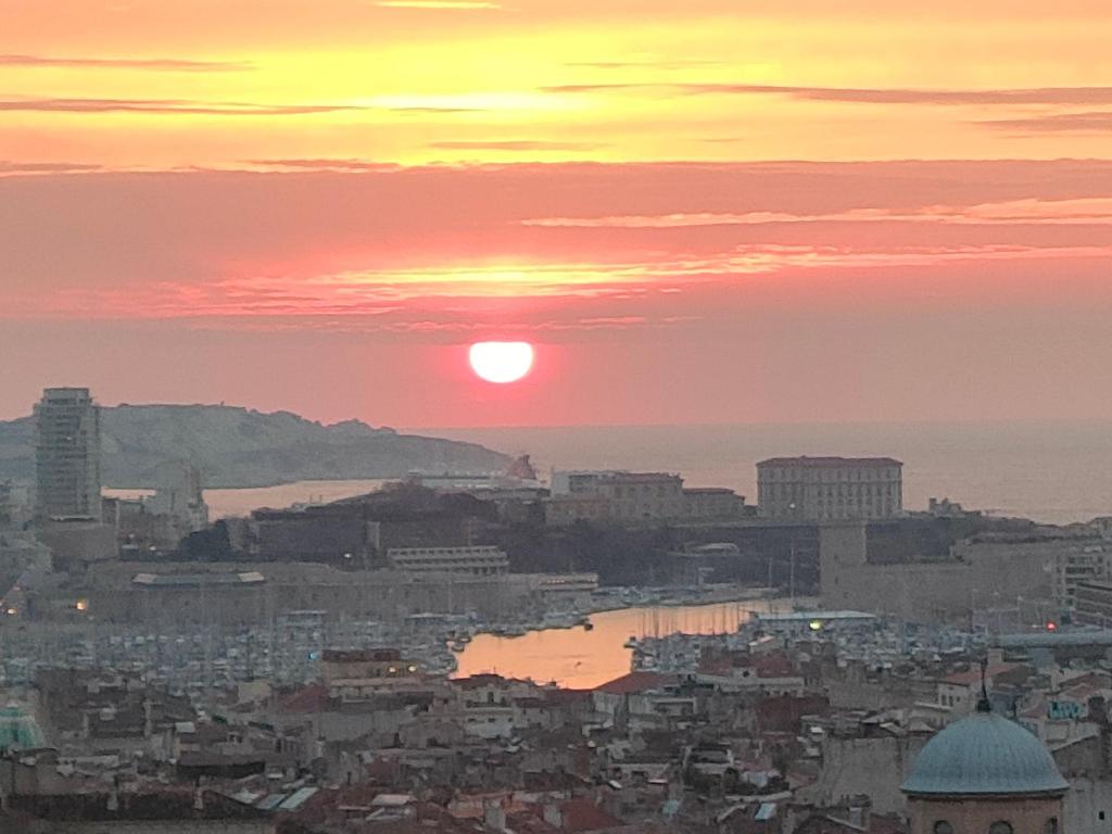 - une vue sur la ville et le coucher du soleil dans l'établissement Loft terrasse vue mer au coeur de Marseille, à Marseille