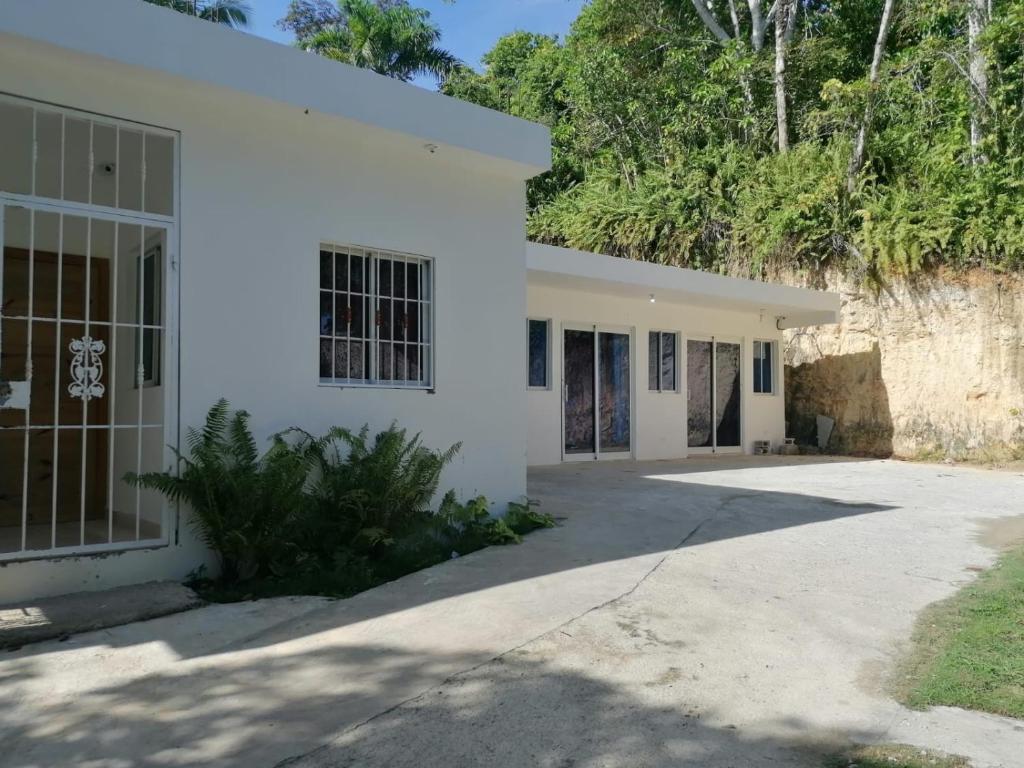 uma casa branca com uma entrada em Casa SANCHEZ em La Barbacoa