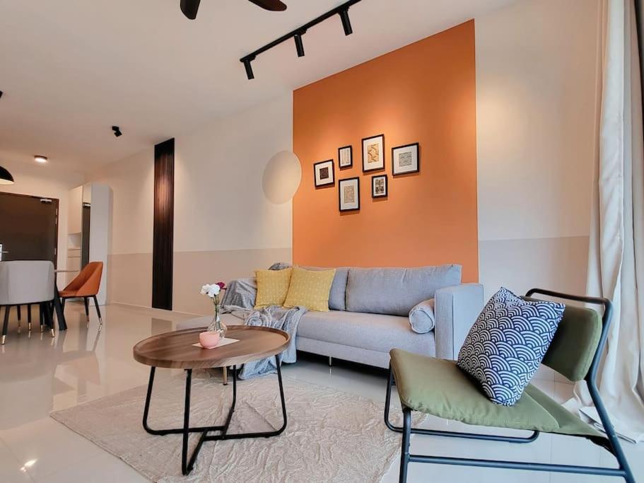 una sala de estar con un sofá y una mesa en Family friendly - 3 Bedrooms 6 Pax - Free Parking, en Johor Bahru