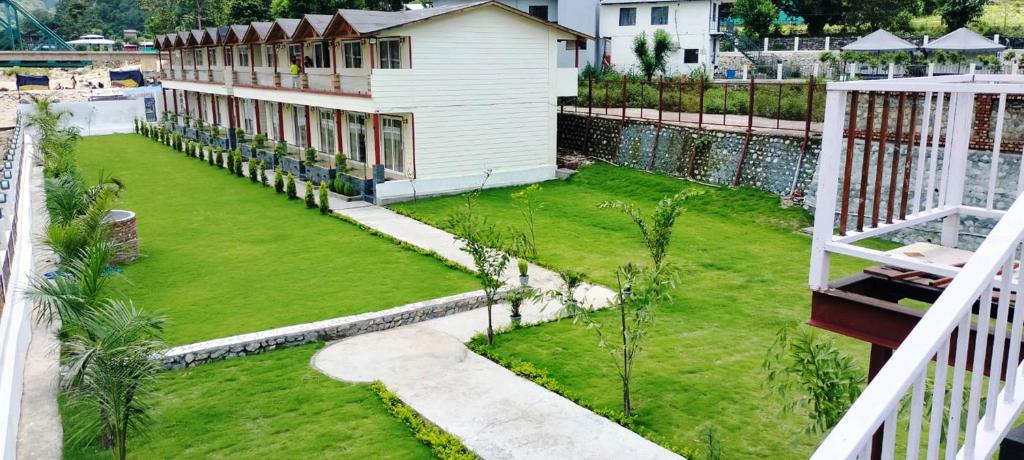 una vista aérea de un patio con una casa en Qcent Woods Resort & Spa, Rishikesh, en Rishīkesh
