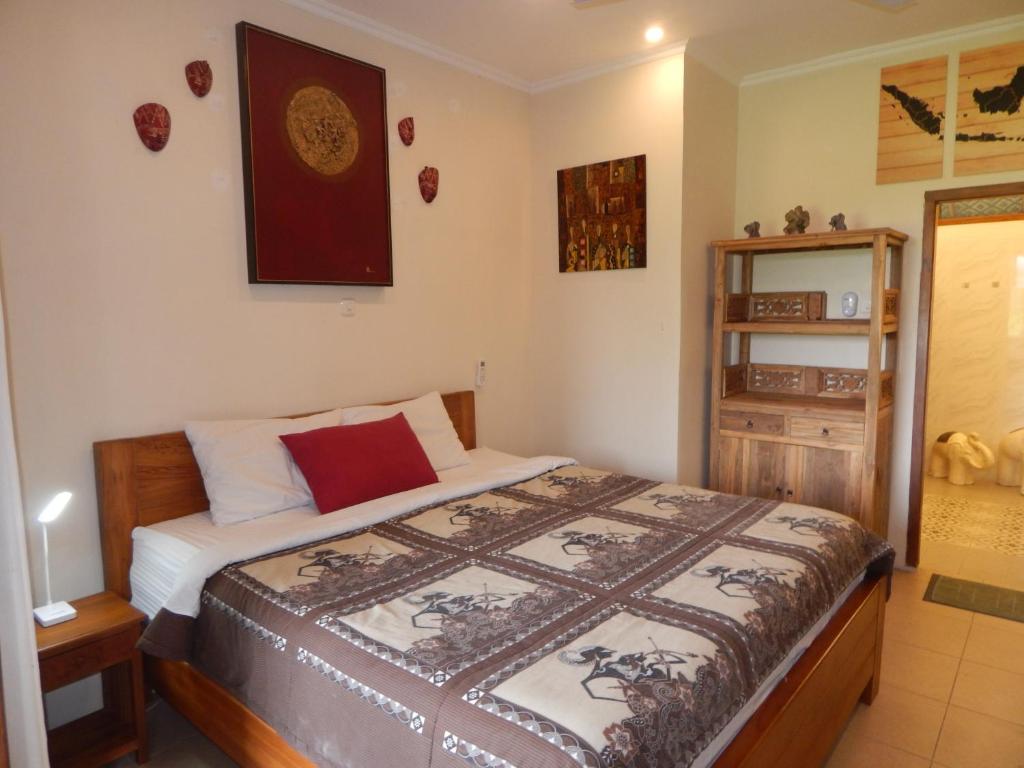 Postel nebo postele na pokoji v ubytování Alamanda Family Villas, Pool & Local Tours