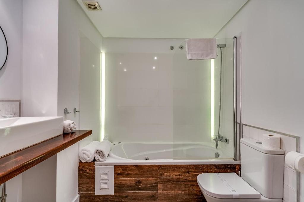 A bathroom at Molo Luxury Suites Puerto Banus