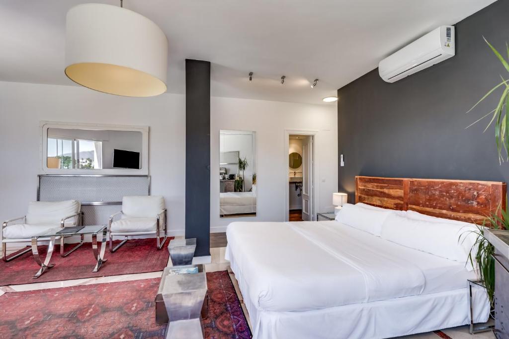 A bed or beds in a room at Molo Luxury Suites Puerto Banus