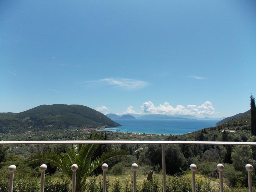 widok na ocean z willi w obiekcie Vasiliki View w mieście Áyios Pétros