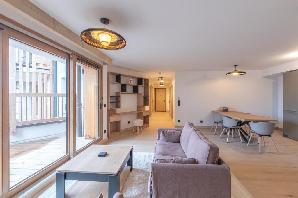 un salon avec un canapé et une table dans l'établissement BlancPhoenix, à L'Alpe-d'Huez