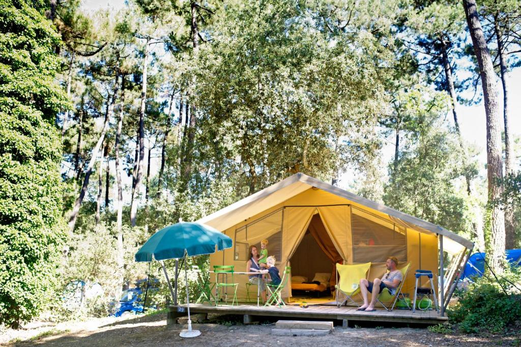 Zahrada ubytování Huttopia Oléron Les Chênes Verts