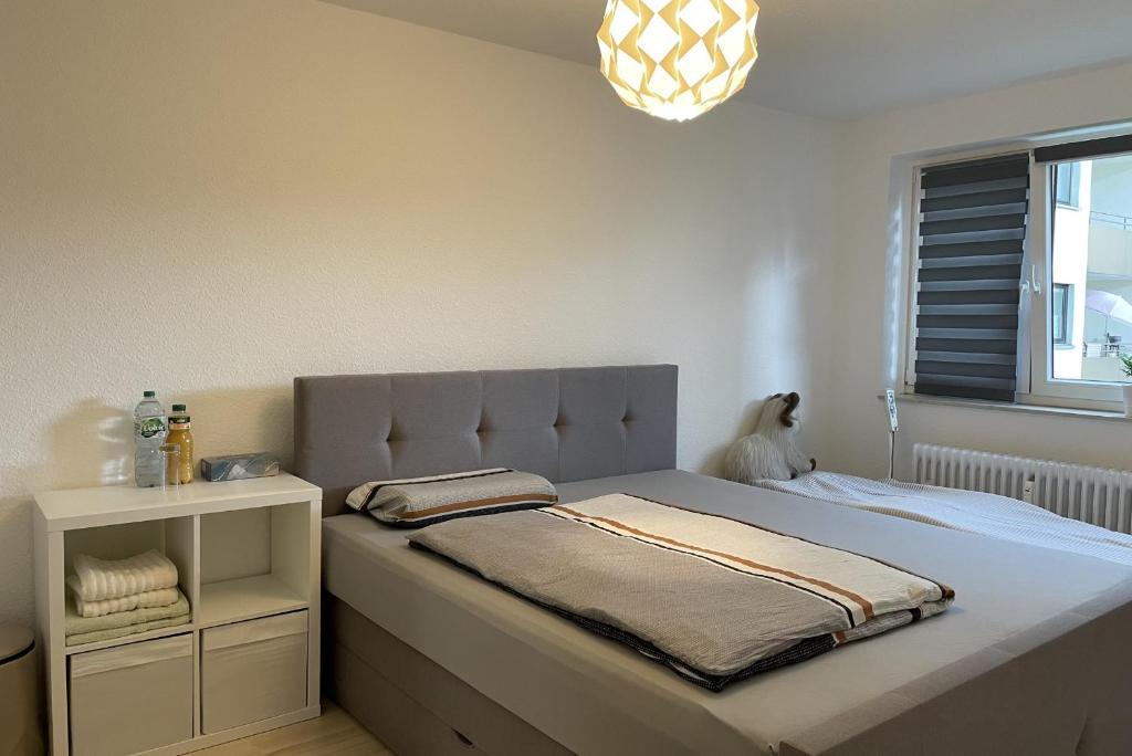 ein Schlafzimmer mit einem großen Bett mit einer Lampe in der Unterkunft Private Rooms in Hannover