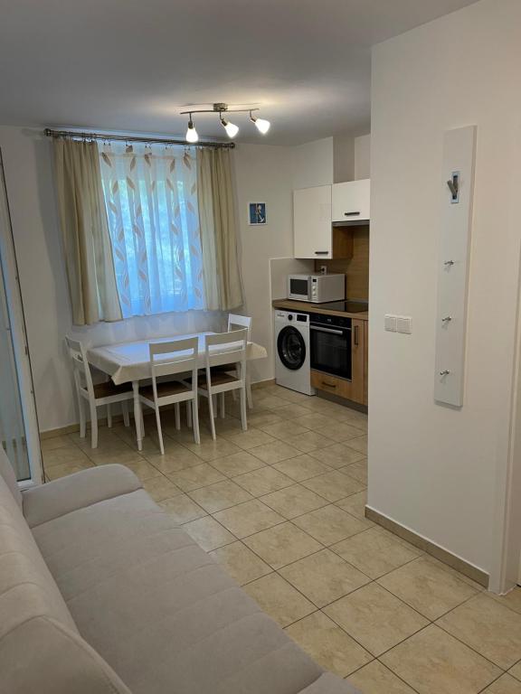 Kuchyň nebo kuchyňský kout v ubytování Apartment Kristian