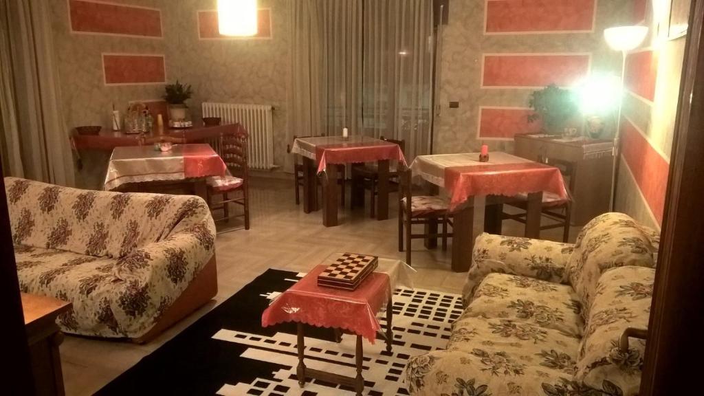 アヴェッツァーノにあるB&B Acquariaのリビングルーム(テーブル、ソファ、テーブル、椅子付)