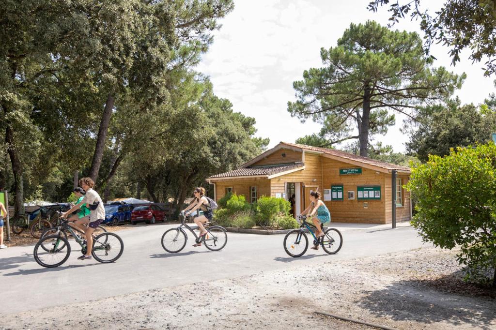 Jízda na kole v ubytování Huttopia Oléron Les Chênes Verts nebo okolí