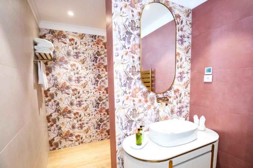 Koupelna v ubytování Hotel Foisorul cu Flori