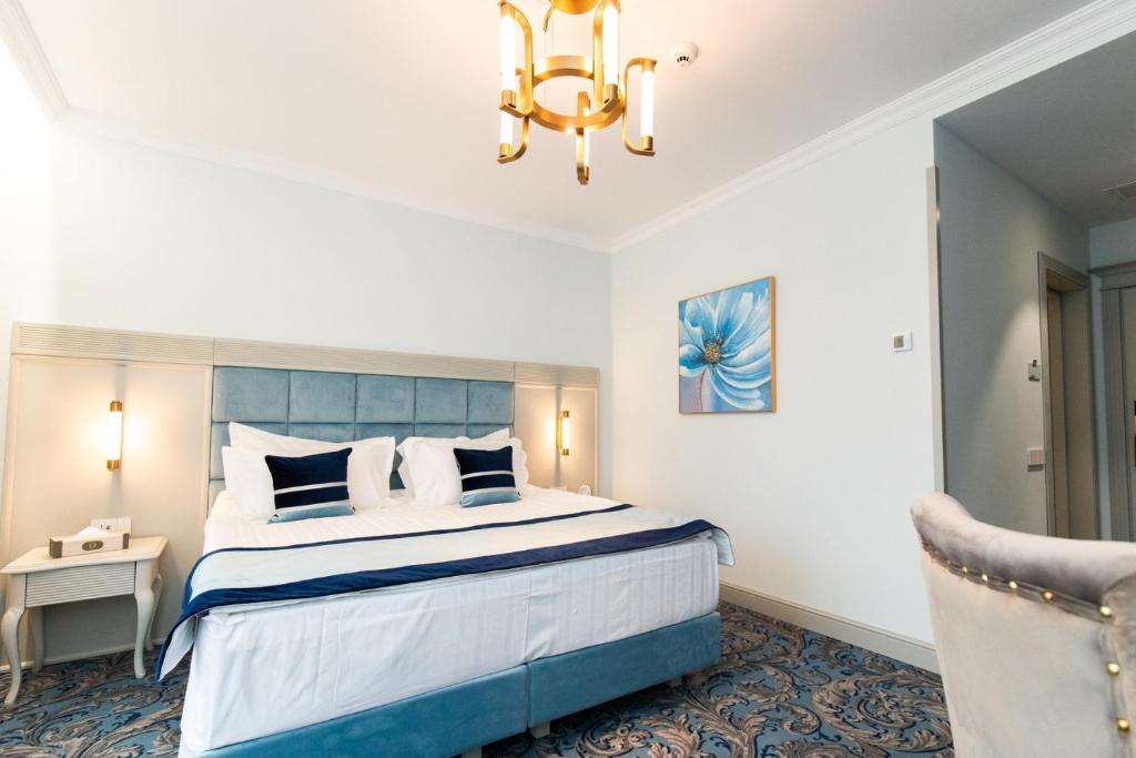 Postel nebo postele na pokoji v ubytování Hotel Foisorul cu Flori