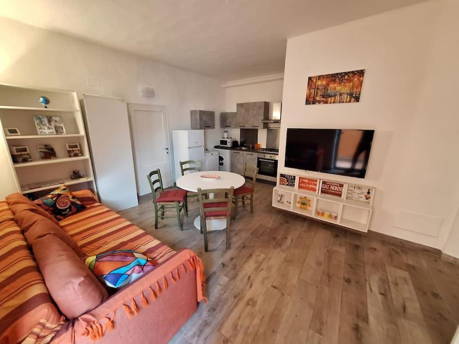 a living room with a couch and a table at Casa Elisa due passi dalla Torre pendente in Pisa