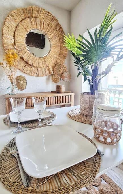 une table avec une assiette, des verres et un miroir dans l'établissement 4-Pieds Cité - Barbacane - Historique - Romantique - Clim, à Carcassonne