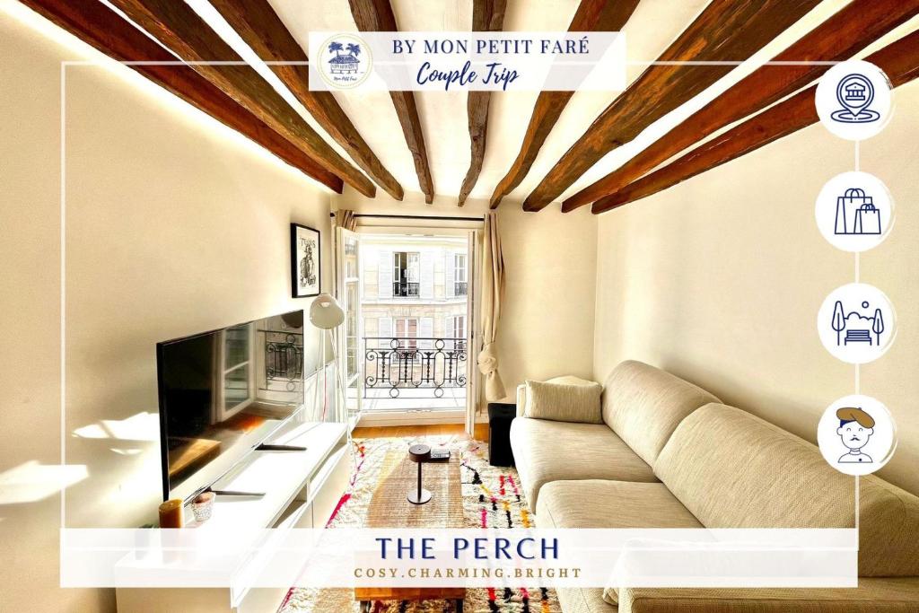 un salon avec un canapé et une télévision dans l'établissement Le perchoir - Charmant & Lumineux - Bastille, à Paris