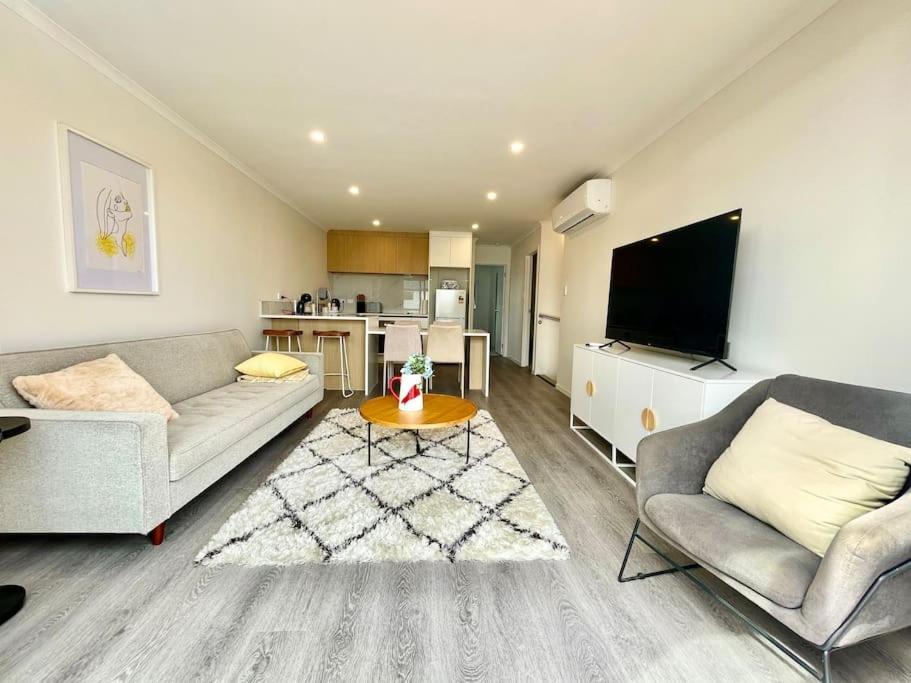 a living room with two couches and a tv at Nice 3 bedrooms Townhouse U5 in Hamilton