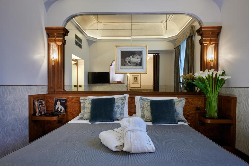 Postel nebo postele na pokoji v ubytování Hotel Farnese