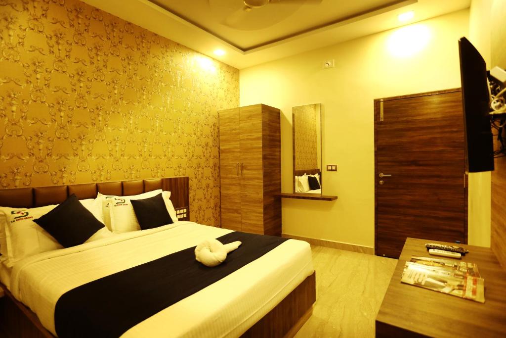 Postel nebo postele na pokoji v ubytování Hotel Kek Grand Pvt Ltd