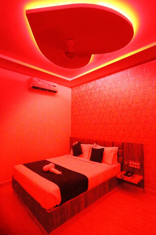 Postel nebo postele na pokoji v ubytování Hotel Kek Grand Pvt Ltd