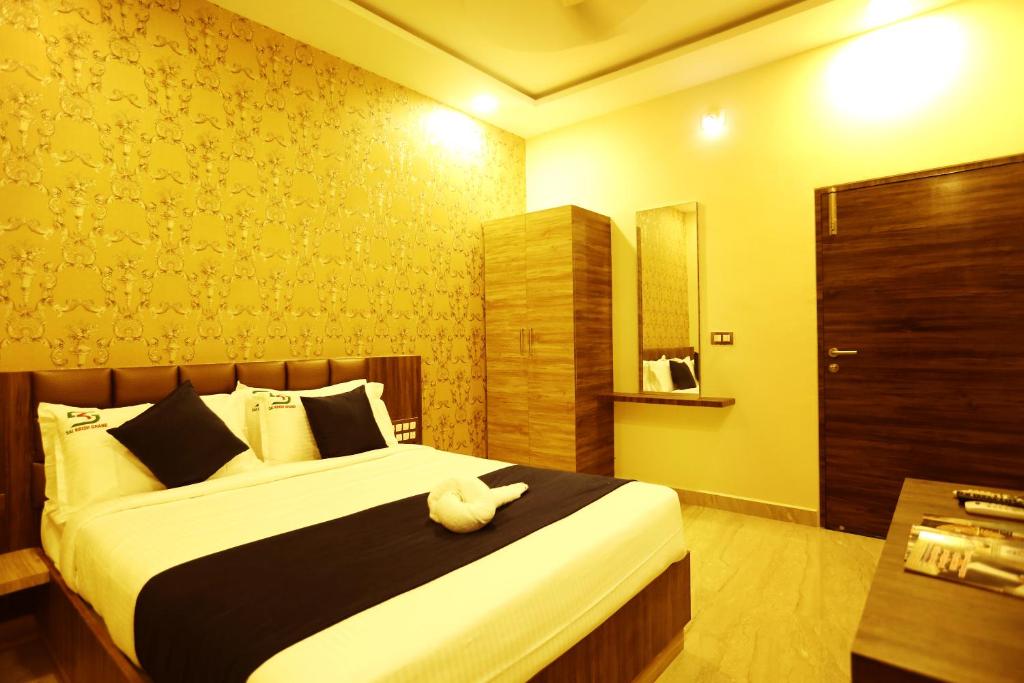 Postel nebo postele na pokoji v ubytování Hotel Kek Grand Pvt Ltd