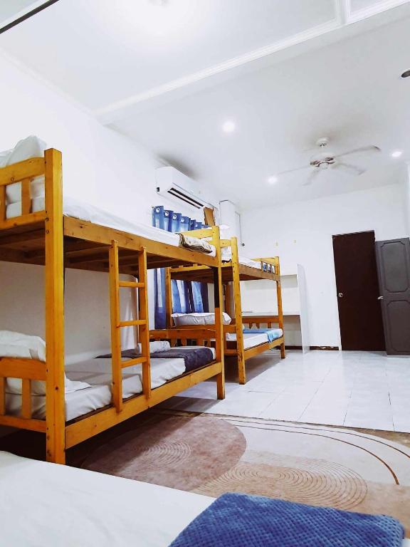 Best Inn Lahug客房内的一张或多张床位