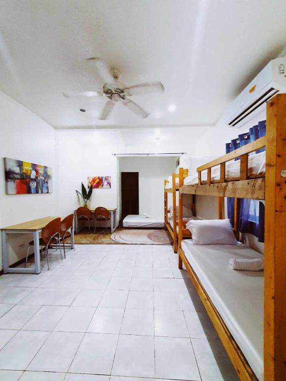 Best Inn Lahug客房内的一张或多张床位