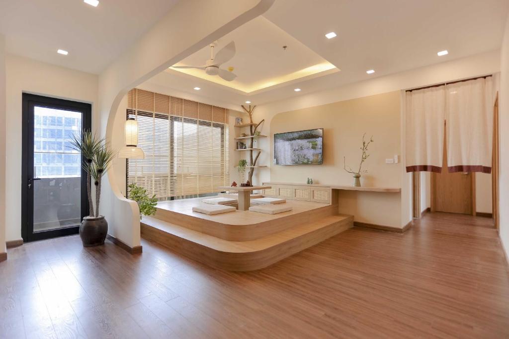 TV a/nebo společenská místnost v ubytování Tony Apartment -FLC Sea Tower Quy Nhon