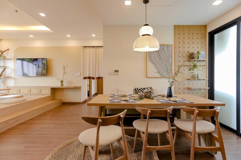 Postel nebo postele na pokoji v ubytování Tony Apartment -FLC Sea Tower Quy Nhon