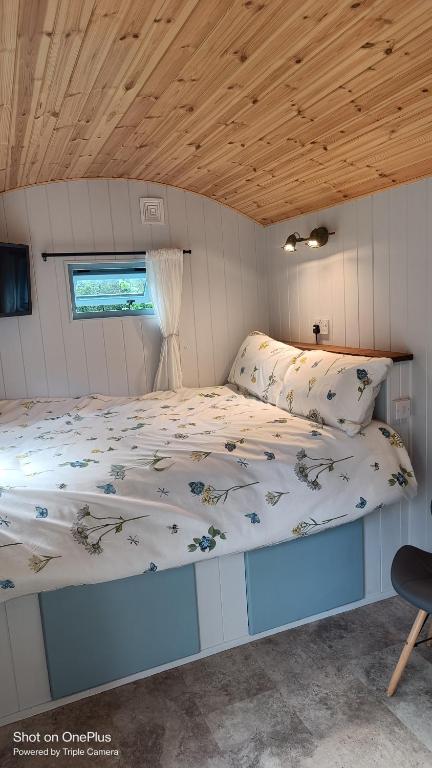 Postel nebo postele na pokoji v ubytování Cwt Bugail Aeron