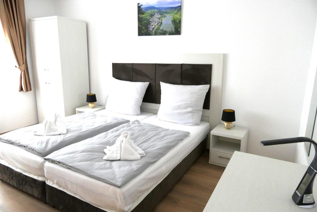 Postel nebo postele na pokoji v ubytování Hotel Briedeler Haus