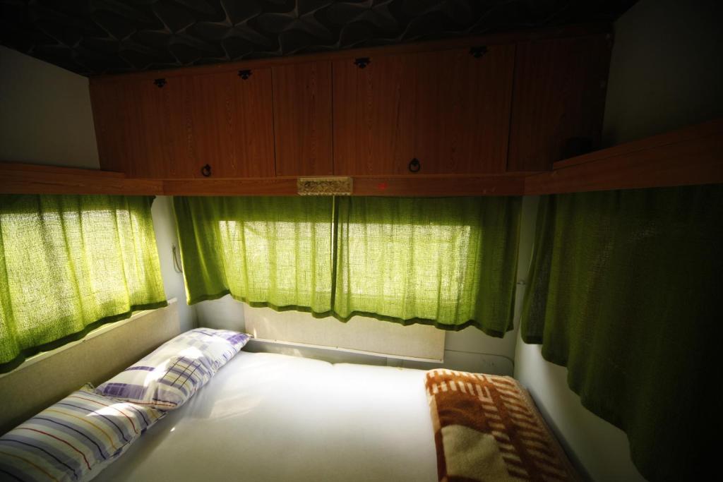 Voodi või voodid majutusasutuse Camping Oaza toas