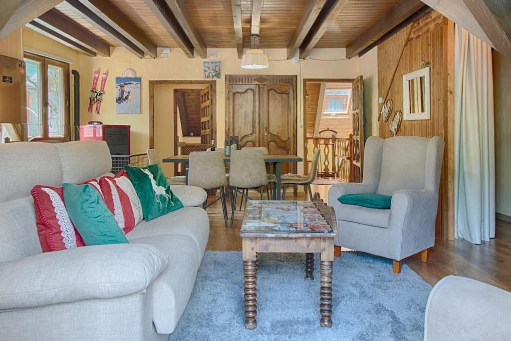 a living room with a couch and chairs and a table at Saplan Real Estate Casa Izadi in Bossost