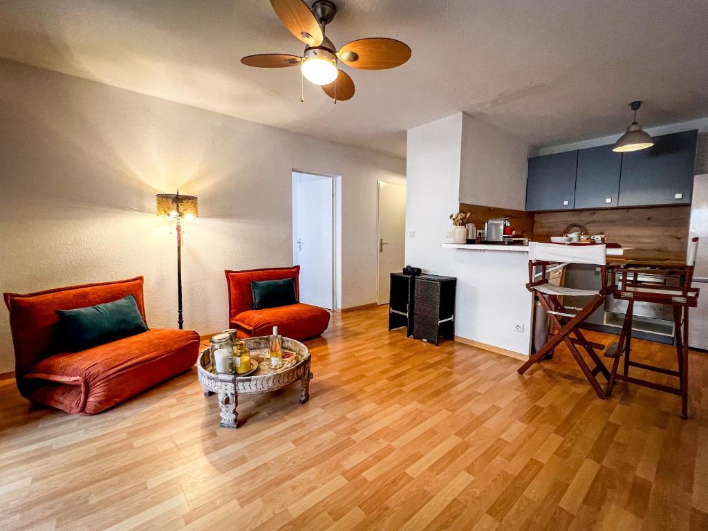 un salon avec un canapé et une table dans l'établissement Lucia - Proche mer, Balcon, Clim - by TGB, à Ajaccio