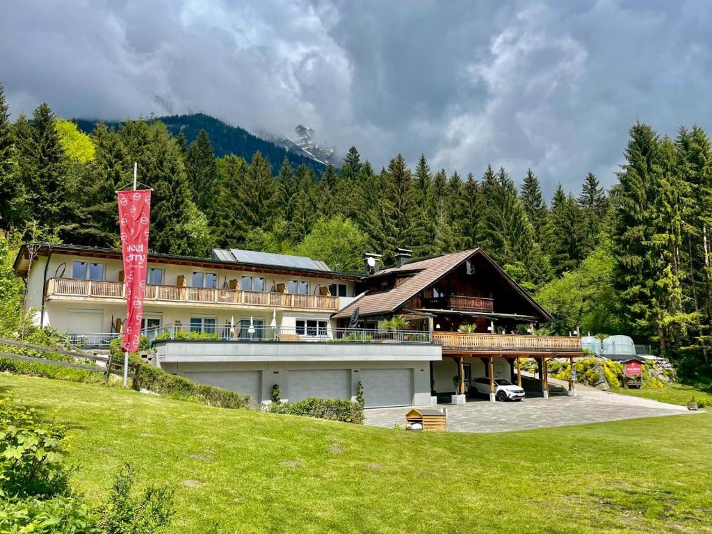un gran edificio en medio de un campo en Sweet Cherry - Boutique & Guesthouse Tyrol, en Innsbruck