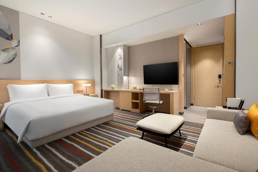 Postel nebo postele na pokoji v ubytování Fraser Place Wujiaochang Shanghai - Adjoin business center, free minibar