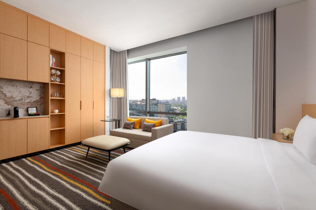 Postel nebo postele na pokoji v ubytování Fraser Place Wujiaochang Shanghai - Adjoin business center, free minibar