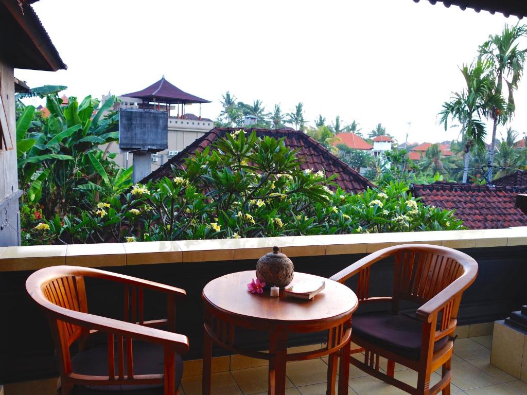 einen Tisch und zwei Stühle auf dem Balkon in der Unterkunft Kabera Bungalow 3 in Ubud