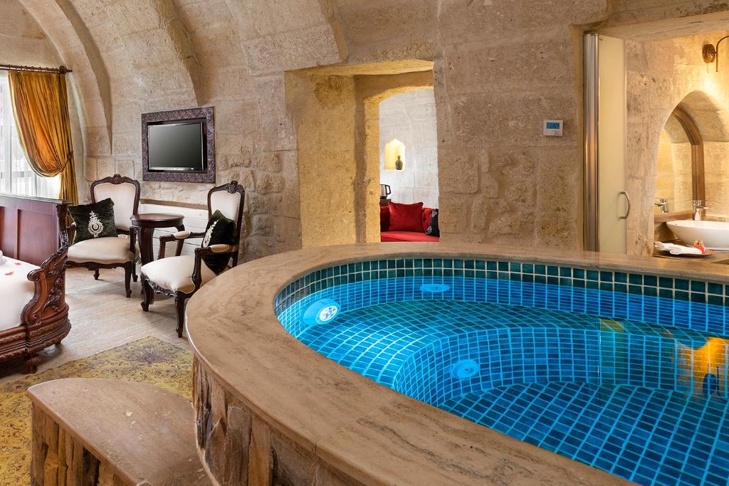 Elysion Cave Suites - Deluxe Queen Room