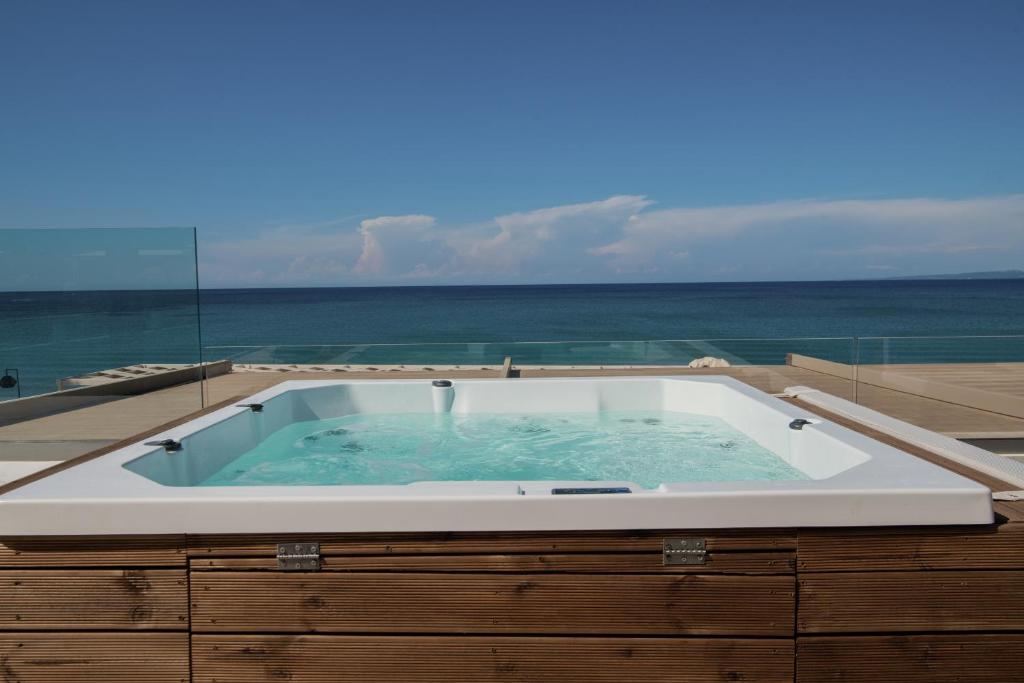 een jacuzzi bovenop een huis bij Kavo Seaside Luxury Apartment in Argassi