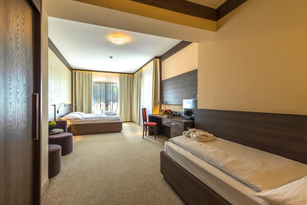 Postel nebo postele na pokoji v ubytování Wellness Hotel Jason