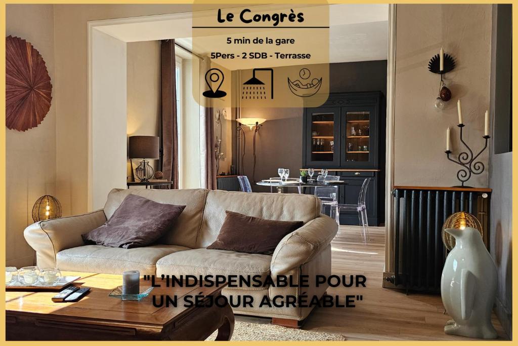 un salon avec un canapé et une table dans l'établissement Le Congrès - Centre Ville - Terrasse, au Mans